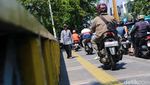Jangan Ditiru! Pemotor Serobot Jalur Pejalan Kaki di Matraman