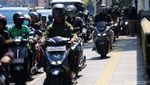 Jangan Ditiru! Pemotor Serobot Jalur Pejalan Kaki di Matraman