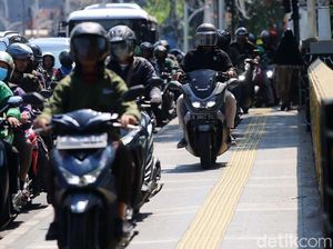 Bule Soroti Motor Naik Trotoar: Ditabrak Ojol, Mau Dikeroyok Emak-Emak