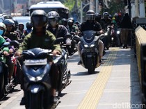 Bule Soroti Motor Naik Trotoar: Ditabrak Ojol, Mau Dikeroyok Emak-Emak