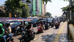 Jangan Ditiru! Pemotor Serobot Jalur Pejalan Kaki di Matraman