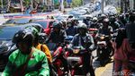 Jangan Ditiru! Pemotor Serobot Jalur Pejalan Kaki di Matraman