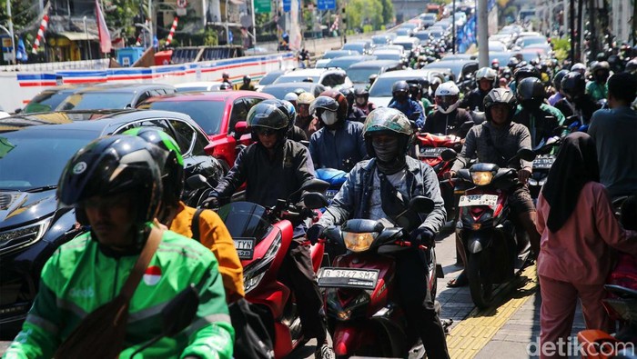 Sejumlah pengendara sepeda motor nekat menerobos trotoar di Jalan Matraman Raya, Jakarta, Selasa (17/9/2024).