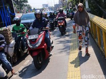 Jangan Ditiru! Pemotor Serobot Jalur Pejalan Kaki di Matraman