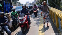 Sejumlah pengendara motor menerobos trotoar di Jalan Matraman Raya, Jakarta, Selasa (17/9/2024).