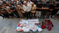 Warga mensalatkan jenazah warga Gaza yang tewas akibat serangan Israel di Deir Al-Balah di Jalur Gaza tengah, 16 September 2024.  