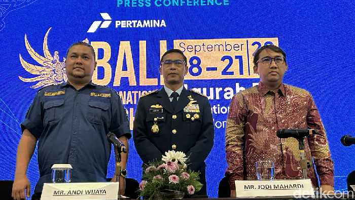 Kiri ke kanan: Andy Wismarsyah, selaku Chief Executive Officer PT Inaro Tujuh Belas, Marsekal Muda TNI Andi Wijaya, S.Sos selaku Asisten Potensi Dirgantara Kepala Staf TNI AU (Aspotdirga Kasau) dan Sora Lokita, selaku Asisten Deputi Delimitasi Zona Maritim & Kawasan Perbatasan, Kementerian Koordinator Bidang Kemaritiman dan Investasi Republik Indonesia