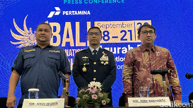  Andy Wismarsyah, selaku Chief Executive Officer PT Inaro Tujuh Belas, Marsekal Muda TNI Andi Wijaya, S.Sos selaku Asisten Potensi Dirgantara Kepala Staf TNI AU (Aspotdirga Kasau) dan Sora Lokita, selaku Asisten Deputi Delimitasi Zona Maritim & Kawasan Perbatasan, Kementerian Koordinator Bidang Kemaritiman dan Investasi Republik Indonesia