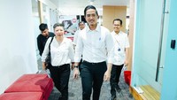 Kaesang tampak didampingi Sekjen PSI Raja Juli dan Direktur LBH PSI Francine Widjojo. Kaesang kemudian tersenyum masuk ke Gedung Dewas KPK. Belum diketahui pasti maksud kedatangan Kaesang. 