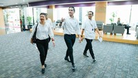 Kaesang tiba di gedung Dewas KPK Jakarta Selatan, Selasa (17/9/2024) didampingi beberapa orang.  