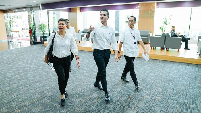 Kaesang Sambangi Kantor Dewas KPK, Klarifikasi Jet Pribadi Kaesang tiba di gedung Dewas KPK Jakarta Selatan, Selasa (17/9/2024) didampingi beberapa orang.