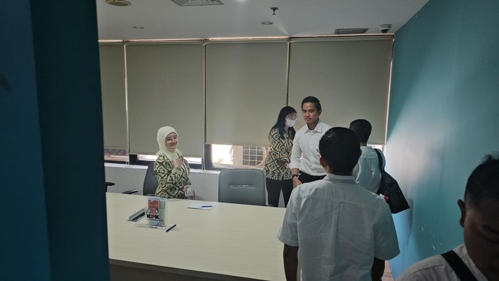 Kaesang Sambangi Kantor Dewas KPK, Klarifikasi Jet Pribadi Kaesang tiba di gedung Dewas KPK Jakarta Selatan, Selasa (17/9/2024) didampingi beberapa orang.