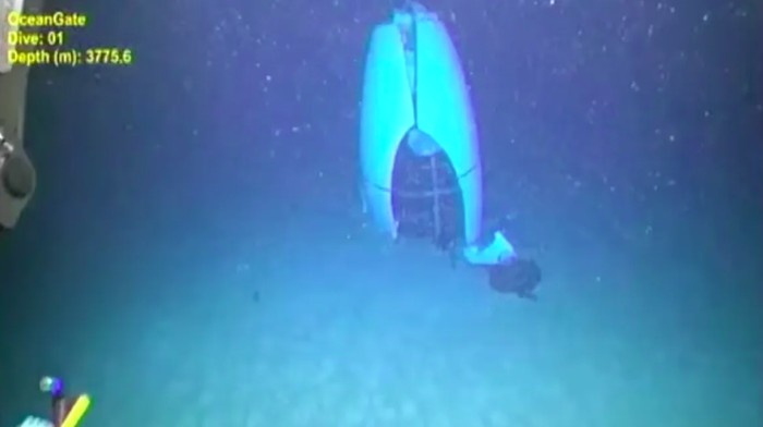 Kapal wisata Titan