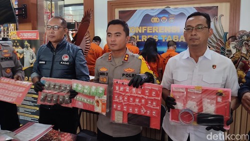 Kapolres Tabanan AKBP Chandra Citra Kesuma menunjukkan barang bukti pengungkapan kasus narkoba saat konferensi pers di kantornya, Selasa (17/9/2024). (Ahmad Firizqi Irwan/detikBali)