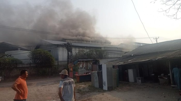 Kebakaran terjadi di area pabrik bidang konstruksi baja di Kecamatan Pasarkemis, Kabupaten Tangerang. Tiga orang alami luka bakar akibat kebakaran tersebut. (dok BPBD Kab Tangerang)