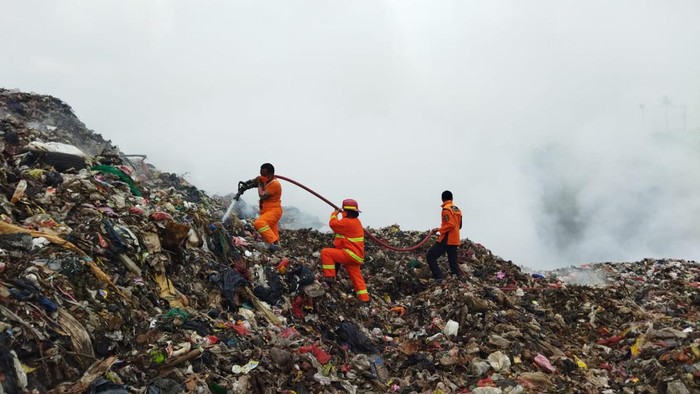 Kebakaran TPSA Bagendung Cilegon padam. (M Iqbal/detikcom)