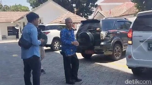 Kepala Bappenda NTB, Iswandi di Kejati NTB, Selasa (17/9/2024). (Ahmad Viqi/detikBali)