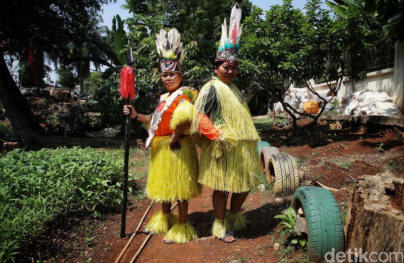 Keren, Baju Adat Ini Terbuat dari Sampah Plastik Kreativitas ditunjukkan oleh petugas Unit Penanganan Sampah Badan Air Dinas Lingkungan Hidup Pasar Rebo. Mereka membuat baju adat dari sampah plastik.