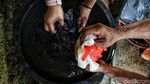 Keren, Baju Adat Ini Terbuat dari Sampah Plastik