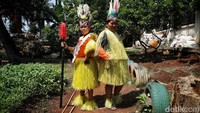 Di tangan petugas Unit Penanganan Sampah Badan Air Dinas Lingkungan Hidup Pasar Rebo, sampah plastik bisa disulap menjadi pakaian adat sejumlah daerah di Indonesi.  