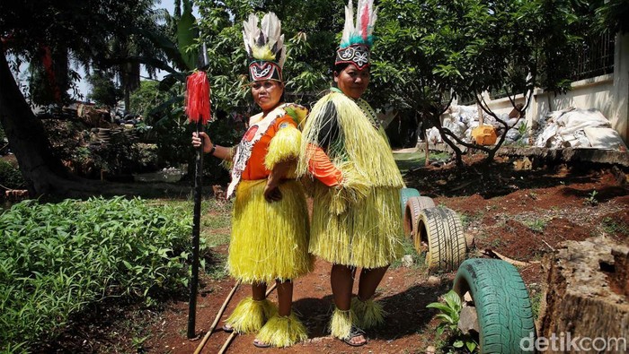 Kreativitas ditunjukkan oleh petugas Unit Penanganan Sampah Badan Air Dinas Lingkungan Hidup Pasar Rebo. Mereka membuat baju adat dari sampah plastik.