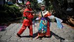 Keren, Baju Adat Ini Terbuat dari Sampah Plastik