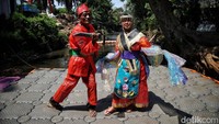Baju adat ini menggunakan bahan baku plastik 30-50 pcs.  