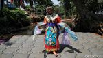 Keren, Baju Adat Ini Terbuat dari Sampah Plastik