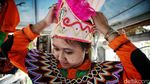 Keren, Baju Adat Ini Terbuat dari Sampah Plastik