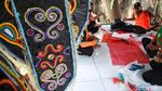 Keren, Baju Adat Ini Terbuat dari Sampah Plastik