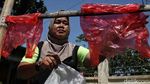 Keren, Baju Adat Ini Terbuat dari Sampah Plastik