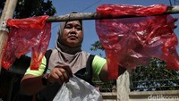 Plastik yang telah dicuci dijemur di bawah sinar matahari. Setelah kering, sampah plastik itu akan dijadikan sebagai bahan baku pakaian adat.  