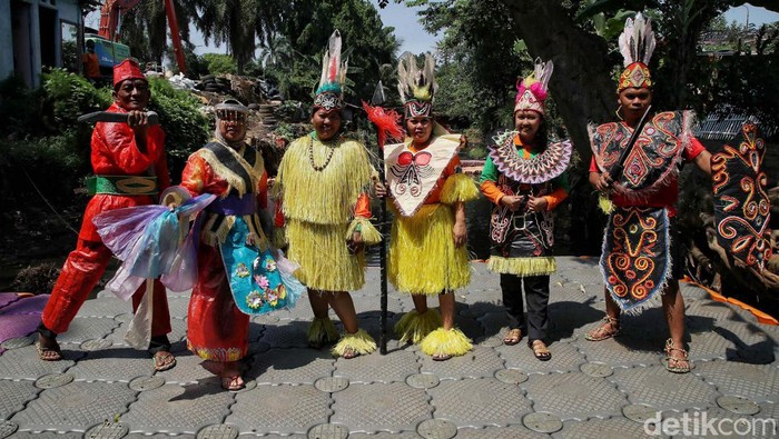 Kreativitas ditunjukkan oleh petugas Unit Penanganan Sampah Badan Air Dinas Lingkungan Hidup Pasar Rebo. Mereka membuat baju adat dari sampah plastik.