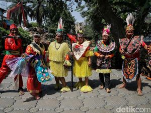 Keren, Baju Adat Ini Terbuat dari Sampah Plastik