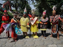 Keren, Baju Adat Ini Terbuat dari Sampah Plastik