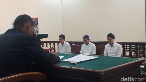 Ketiga terdakwa kasus penyelundupan sabu-sabu ke Rutan Negara saat menjalani sidang putusan di PN Negara, Jembrana, Selasa (17/9/2024). (I Putu Adi Budiastrawan/detikBali)