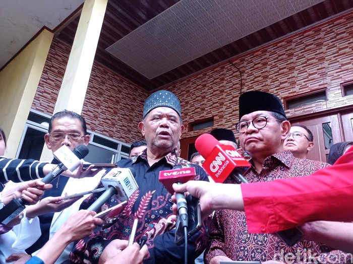 Kiai Haji Zaenal Arifik dari Cakung dan Pramono Anung (Taufiq Syarifudin/detikcom)