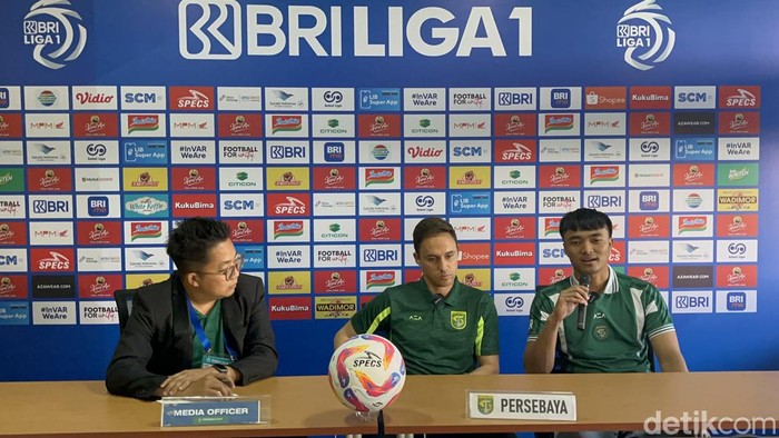 Kiper Persebaya Ernanndo Ari