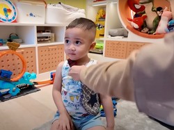 Intip Koleksi Tas Mewah Rayyanza, Isinya Mobil-mobilan Hingga Black Card