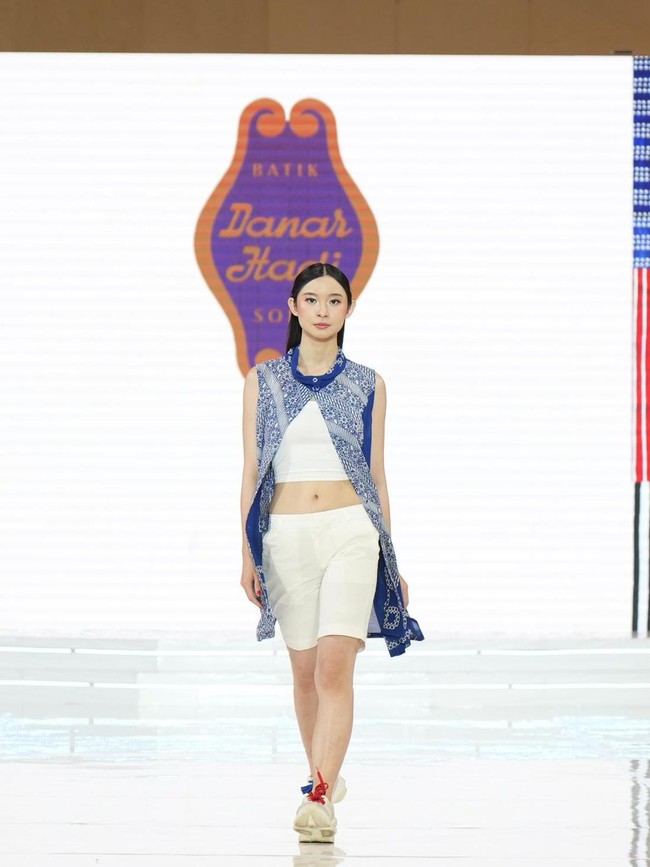 Batik untuk milenial dan Gen Z ini hadir dalam warna-warna solid dan cerah, tidak melulu sogan atau gelap. Tampilan batik lebih ceria dengan warna kuning terang, biru, oranye, juga indigo. Foto: Dok. Lippo Mall Kemang