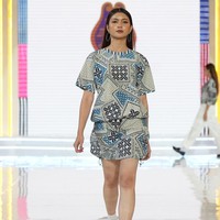 Brand yang sudah berdiri selama 57 tahun ini menghadirkan busana batik dengan ragam hias motif geometris untuk tampilan lebih simple dan kekinian. Foto: Dok. Lippo Mall Kemang