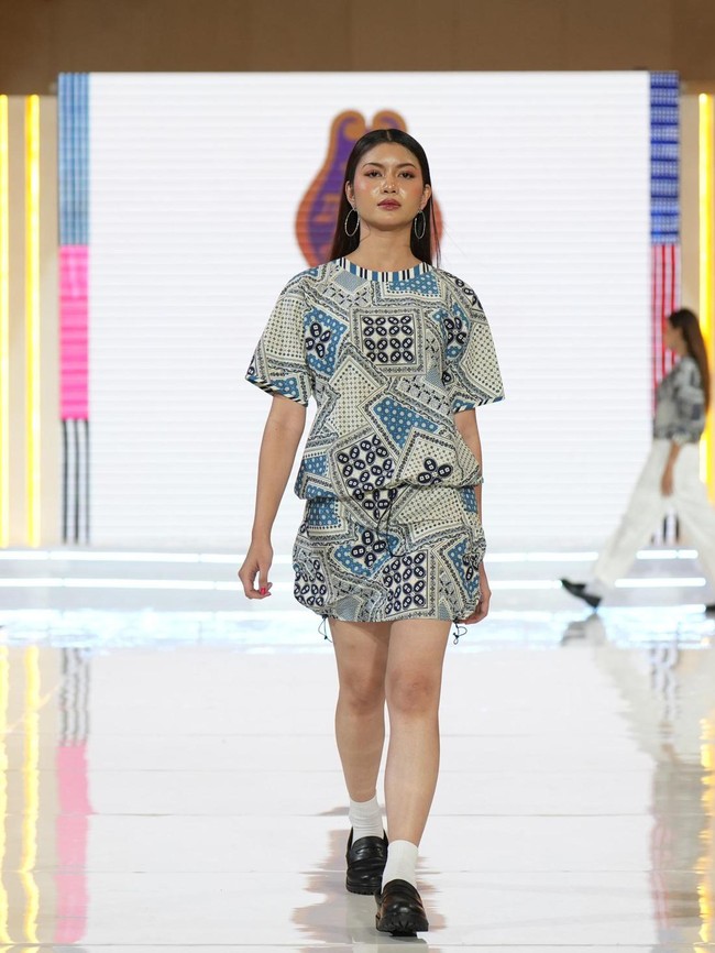 Brand yang sudah berdiri selama 57 tahun ini menghadirkan busana batik dengan ragam hias motif geometris untuk tampilan lebih simple dan kekinian. Foto: Dok. Lippo Mall Kemang