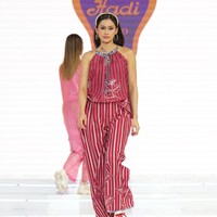 Danar Hadi dengan tema ‘Wastra Kiwari’ menampilkan koleksi batik yang  menyasar anak muda.  Foto: Dok. Lippo Mall Kemang