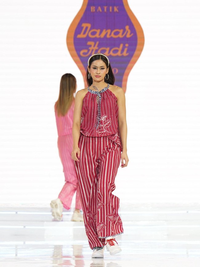 Danar Hadi dengan tema ‘Wastra Kiwari’ menampilkan koleksi batik yang  menyasar anak muda.  Foto: Dok. Lippo Mall Kemang