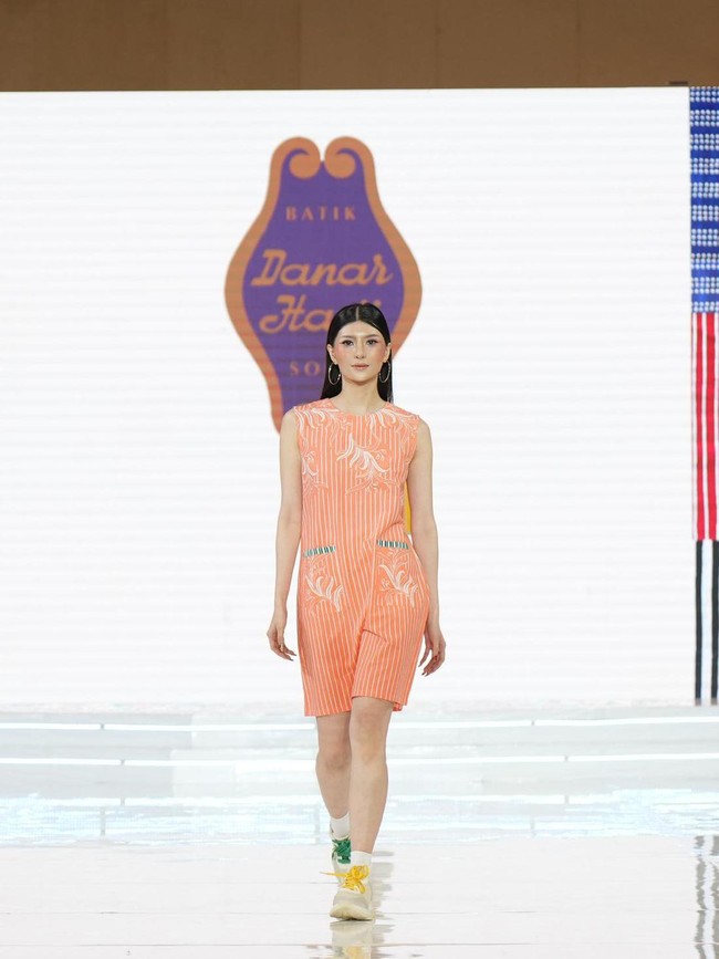 Desain busana pun dibuat lebih simple, seperti blouse berpotongan boxy, shift dress, celana palazzo, hingga outer yang mudah dipadu-padankan dengan pakaian lainnya. Foto: Dok. Lippo Mall Kemang