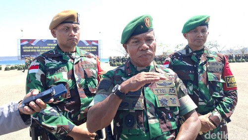 Komandan Korem 161/Wira Sakti Kupang, Brigjen TNI Joao Xavier Barreto Nunes, saat diwawancarai di Mako Lantamal VII Kupang, NTT, Selasa (17/9/2024). (Foto: Yufengki Bria/detikBali)
