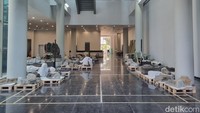 Terlihat pula beberapa arca dan benda koleksi yang tengah dibersihkan dan akan disusun ulang oleh para pekerja.