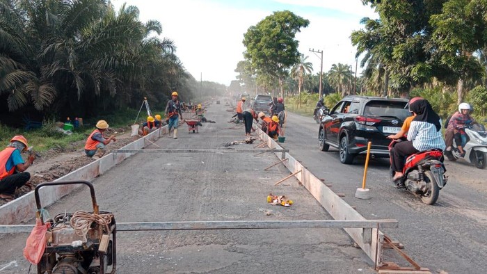 Kondisi pengerjaan cor jalan di wilayah Meranti, Asahan yang diprediksi timbulkan kemacetan dalam beberapa hari ke depan. (Istimewa)