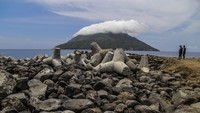 Dua warga melihat kondisi proyek lanjutan pembangunan Pelabuhan Sulamadaha-Hiri yang hampir rampung di Ternate, Maluku Utara, Selasa (17/9/2024).