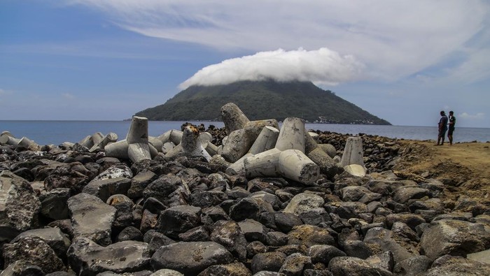 Kondisi Terkini Proyek Pembangunan Pelabuhan Sulamadaha-Hiri di Ternate Dua warga melihat kondisi proyek lanjutan pembangunan Pelabuhan Sulamadaha-Hiri yang hampir rampung di Ternate, Maluku Utara, Selasa (17/9/2024). Pembangunan pelabuhan penyeberangan yang bersumber dari APBD tahun 2024 sebesar Rp10 miliar telah mencapai 60 persen dan ditargetkan rampung pada 31 Desember 2024 sehingga meningkatkan aksesibilitas warga dari Pulau. ANTARA FOTO/Andri Saputra/foc.
